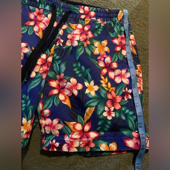Tommy Hilfiger Floral Multicolor casual Hawaiian 🌺 Shorts men’s Medium - Picture 8 of 12